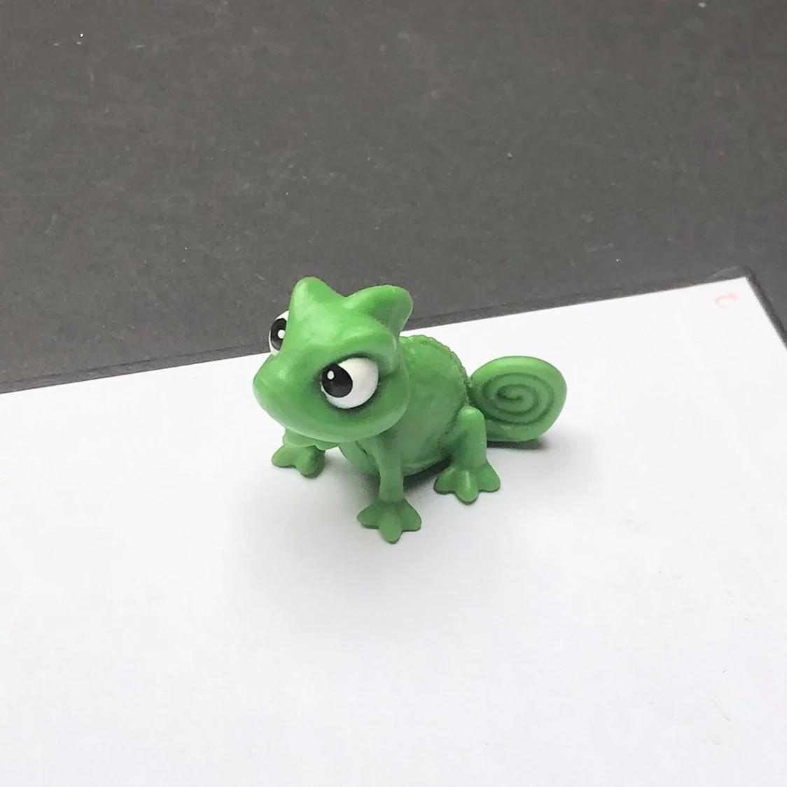 3.5cm Disney Tangled Rapunzel Pascal the Chameleon Action Figure Toys Collection Room Cake Decoration Cute Tiny Gift for Kids