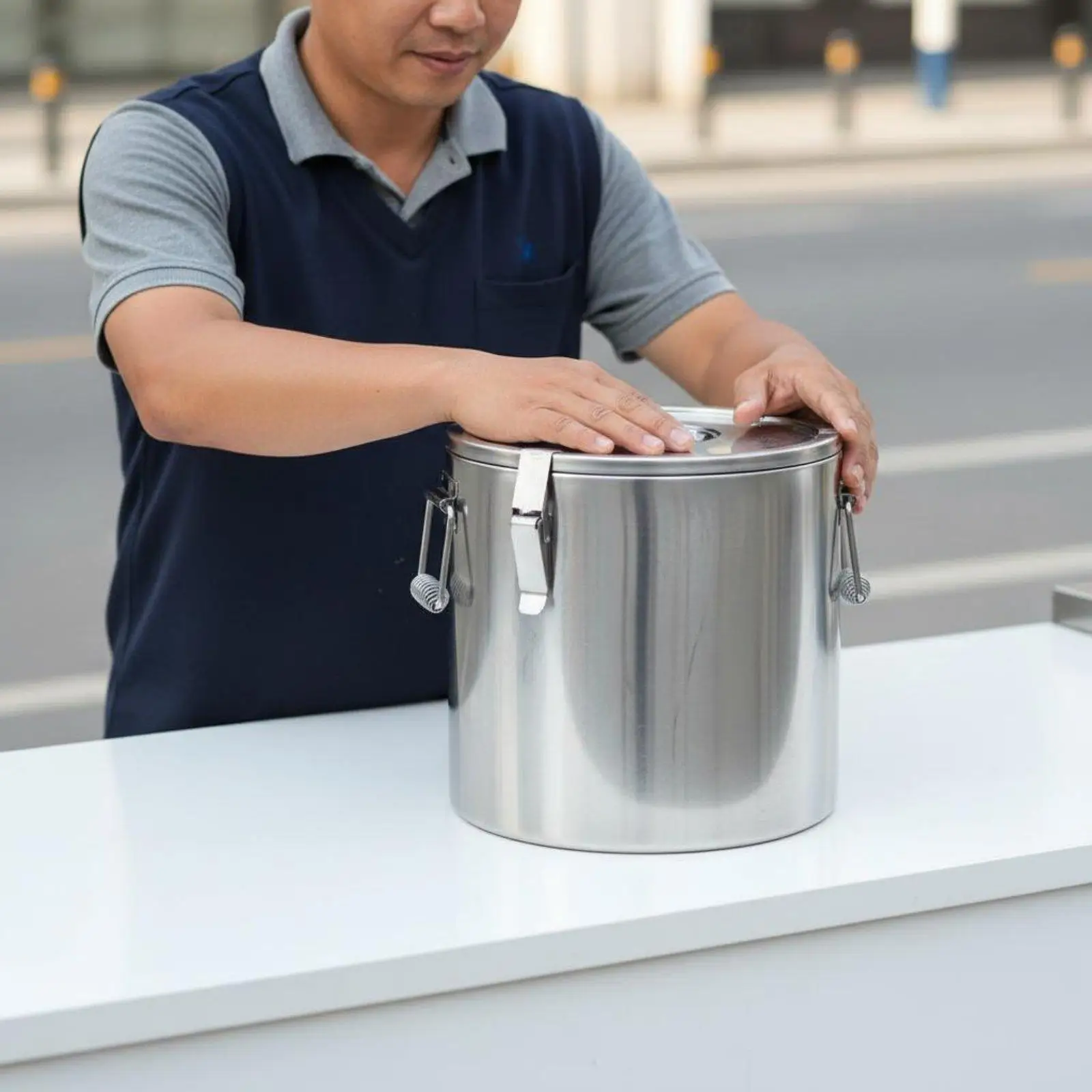 Stainless Steel Thermal Food Container Insulated Bucket Large Capacity Leakproof Warmer for Restaurant Catering Use