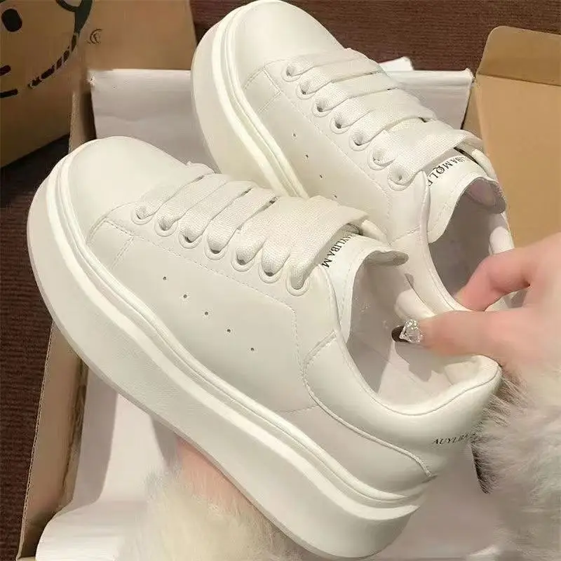 

Женские белые кроссовки на толстой подошве, новая модель, универсальные повседневные кеды для невысоких девушек, увеличивающие рост, нишевые кроссовки.