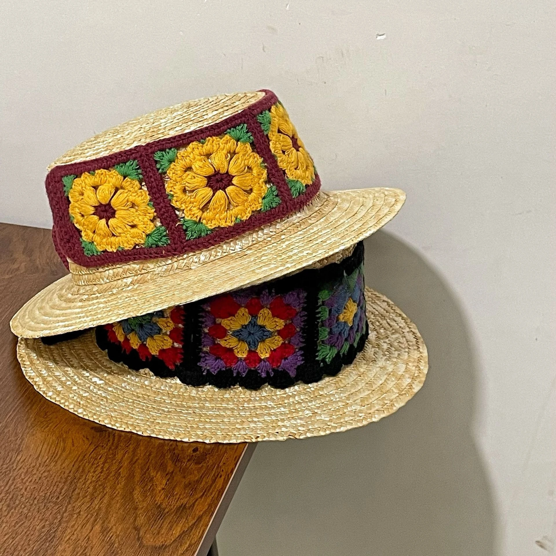 Kinder-Strohsonnenhut im Boho-INS-Stil aus Weizenstroh mit flachem Oberteil für Urlaub, Strand und Sonnenschutz im Sommer. – Detail 5