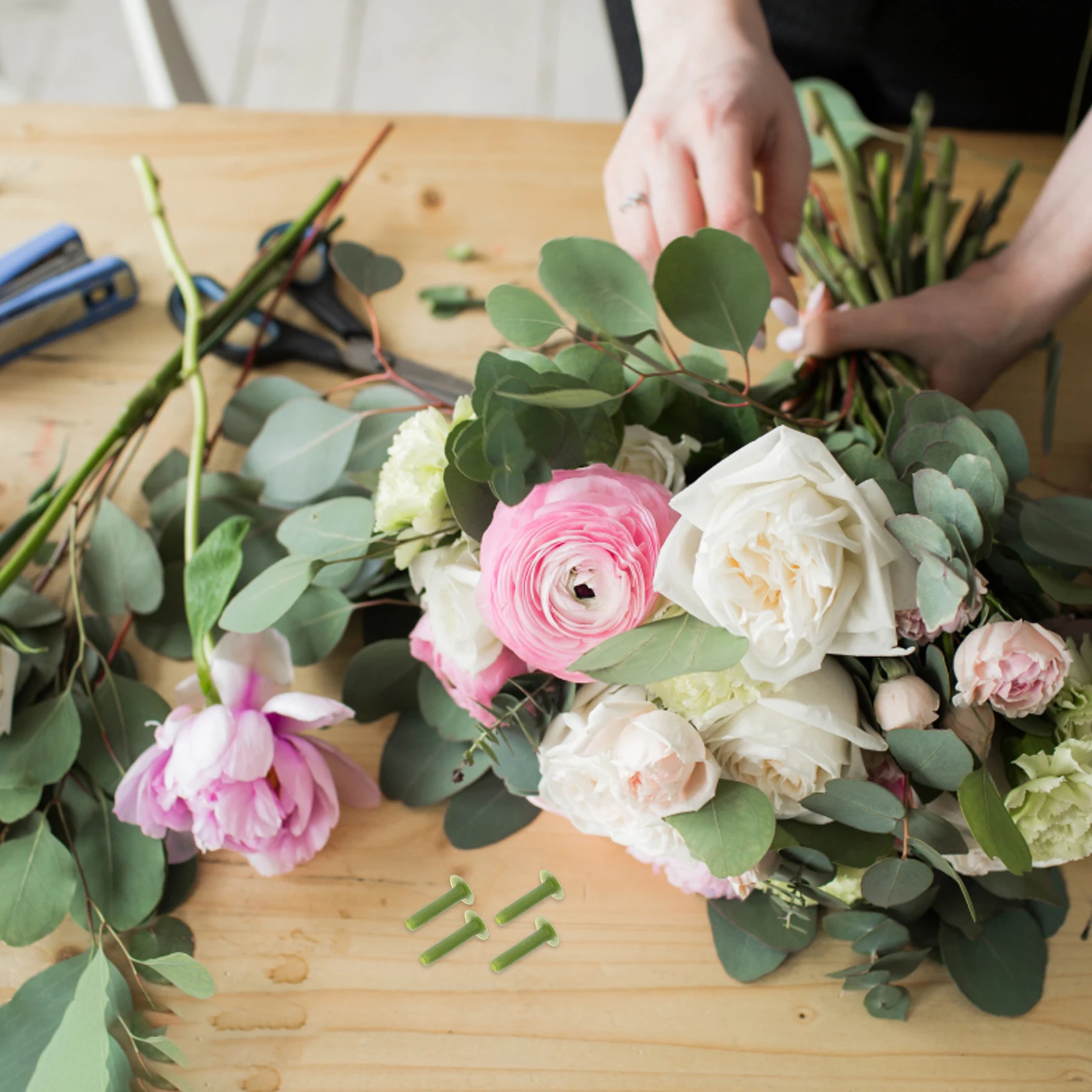 

100 pcs Spiral Nail Floral Arrangement Tool Plastic Nail For Flower Diy Pegs Accessories Flower Pegs For Arrangement