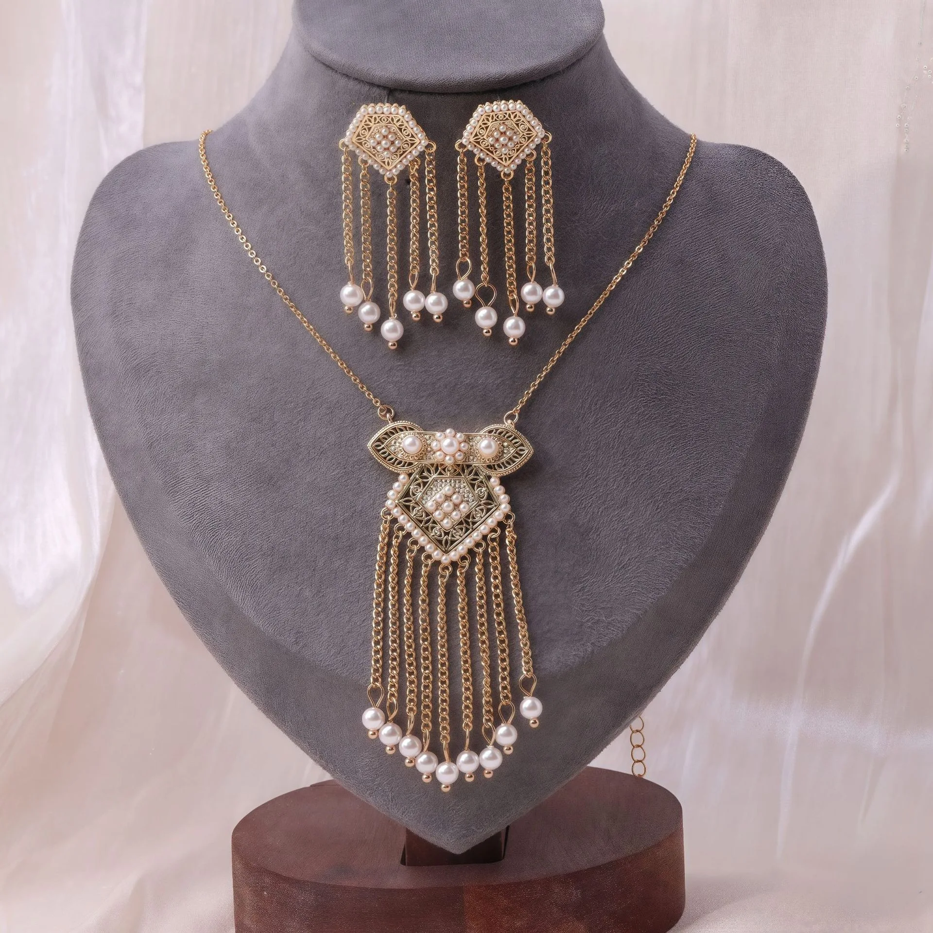 ensemble-de-bijoux-elegant-avec-collier-et-boucles-d'oreilles-a-pampilles-entierement-pave-de-zircon-cubique-pour-les-femmes-de-dubai-ideal-pour-les-fiancailles-et-les-soirees