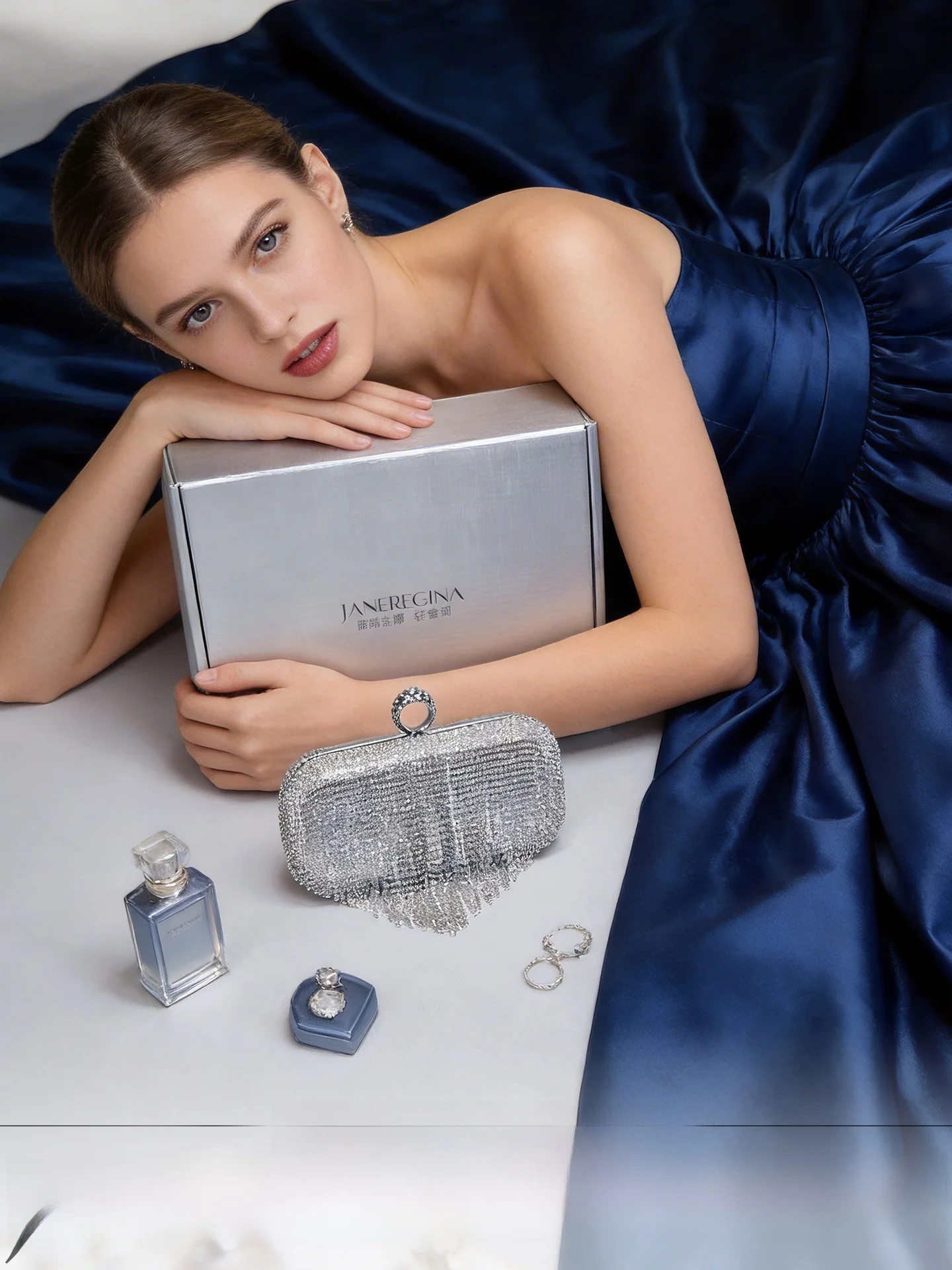 Silver Sequin Tassel Clutch Evening Bag Diamond Embedded High-End Lady Sensation Handbag Sweet Lady Style No Lock Closure