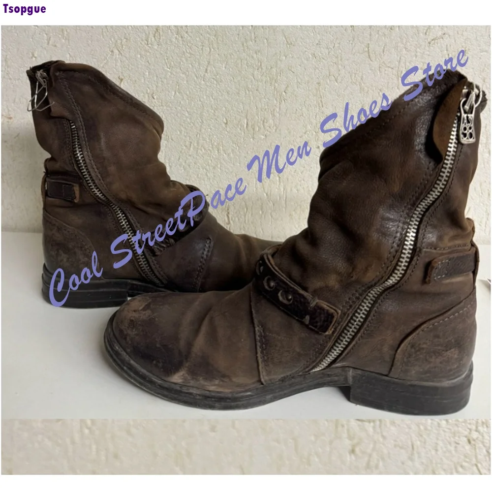 Botas biker americanas vintage para hombre, de cuero marrón envejecido, con doble hebilla y remaches decorativos, tacón bajo, estilo gótico, a media pantorrilla.