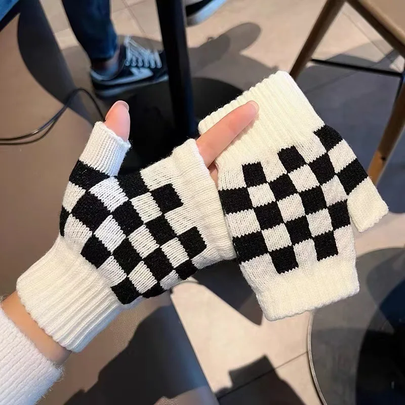 คู่ใหม่สีดําและสีขาว Checkered Half Finger ถุงมือผู้หญิงถักฤดูหนาวนักเรียนเขียนขี่จักรยาน WARM