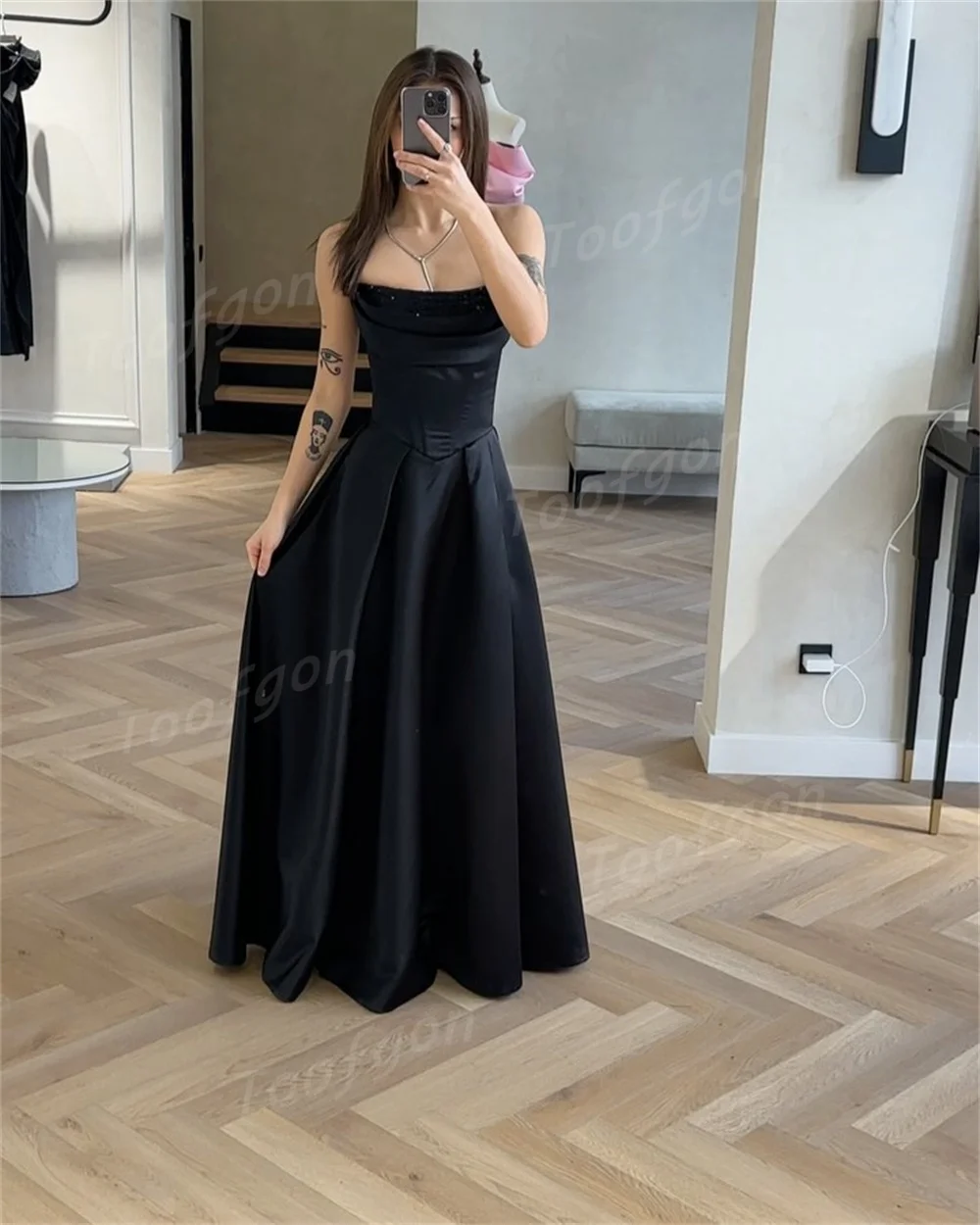 Toofgon Strapless สีดําซาตินสายชุดราตรีที่กําหนดเองจีบ High Side Slit ชุดราตรีผู้หญิงยาวพรรคอย่างเป็นทางการชุด