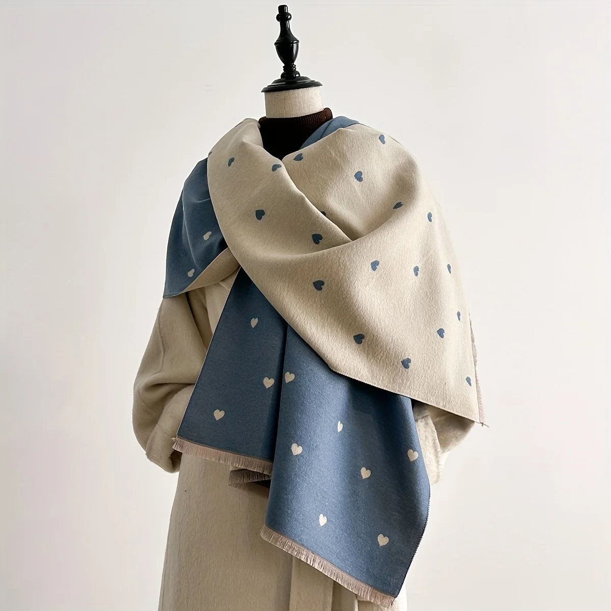 

Элегантный шарф с принтом сердца: темно-синяя и бежевая/белая накидка. Легкий, универсальный для повседневного и официального наряда. Неэластичная мода.