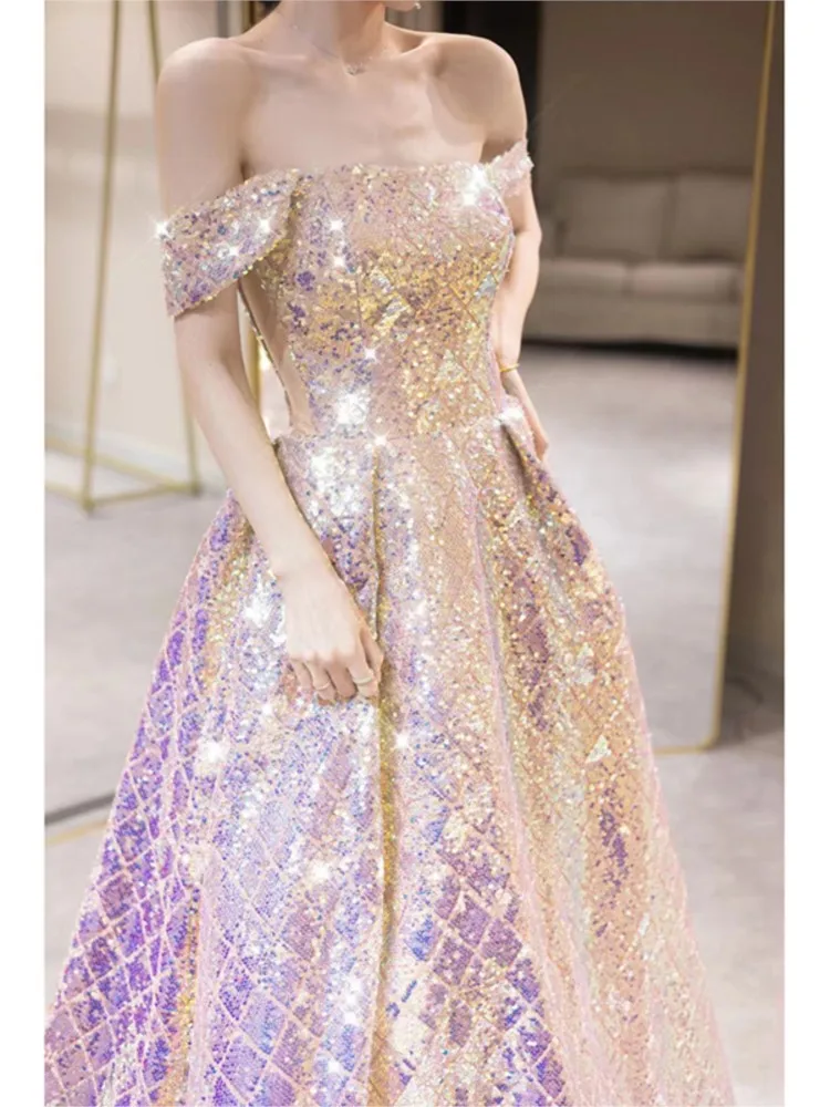 ชุดเดรสปิ้งพิธีกรเฉพาะเจ้าภาพประดับด้วยเลื่อมไหล่เดียว