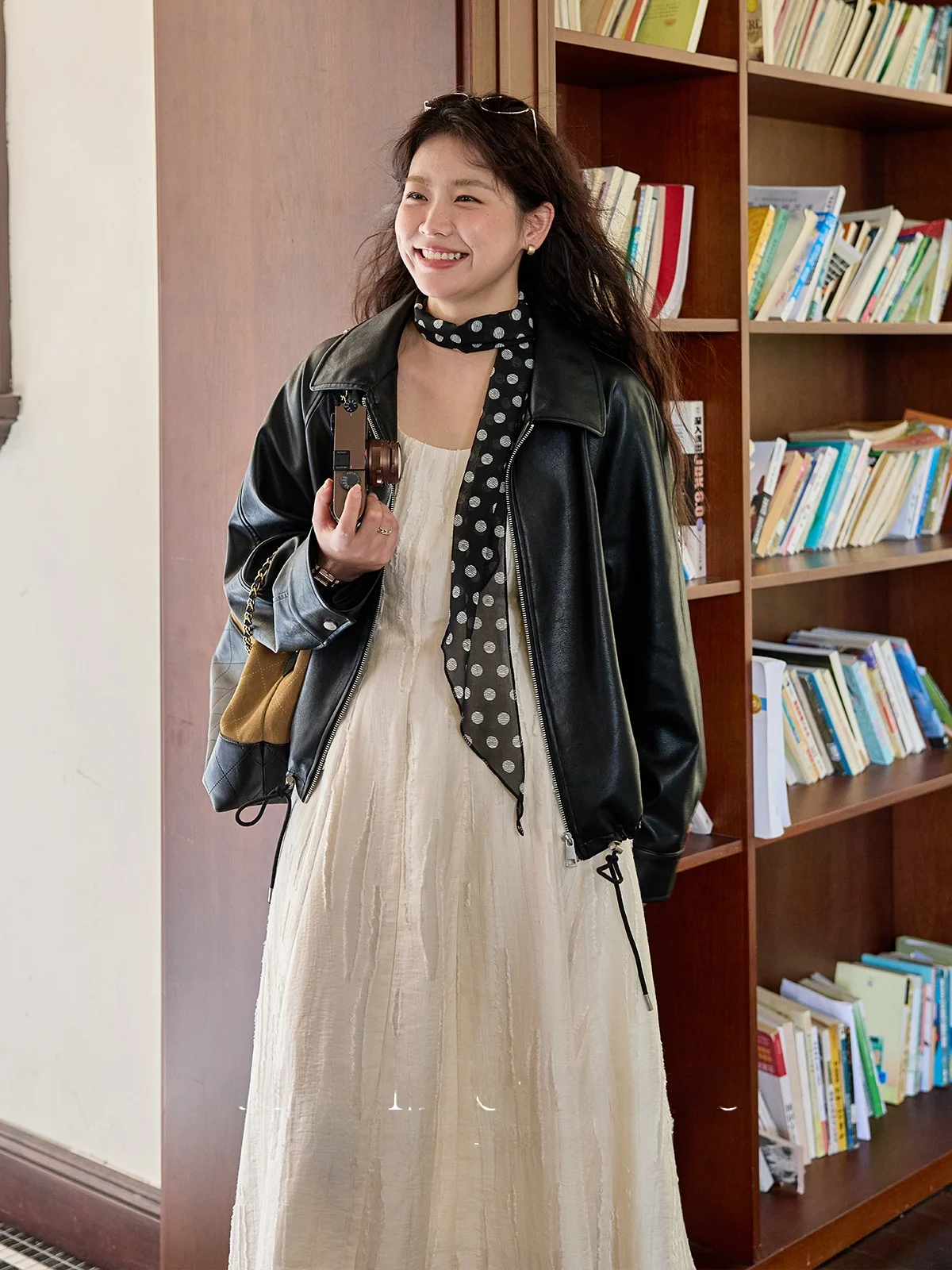 

Мягкая экологичная куртка из искусственной кожи с вставками на плечах, женская верхняя одежда для осеннего сезона, повседневная, с застежкой-молнией