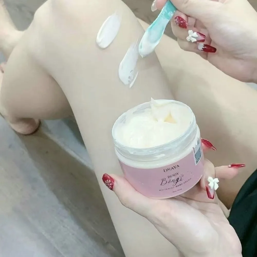 

250 г крема для тела Bong Trang Manh Vietnam Whitening Cream, осветляет кожу, увлажняет и питает для получения светлого, увлажненного цвета лица.