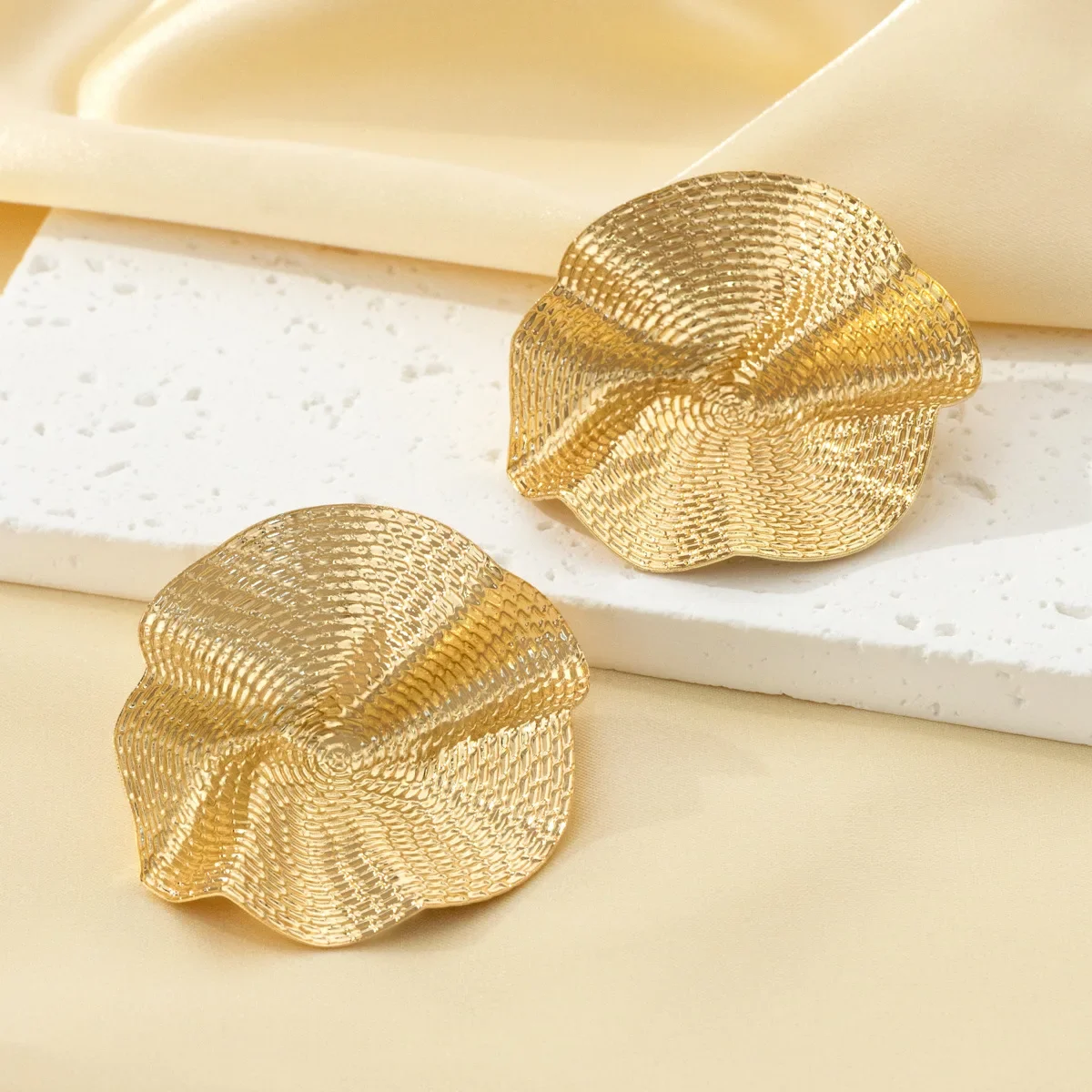 New Trendy Lotus Leaf Design Metal Earrings for Women Party Exaggerated Big Round Vintage Gold-plated Ear Accessories Jewelry