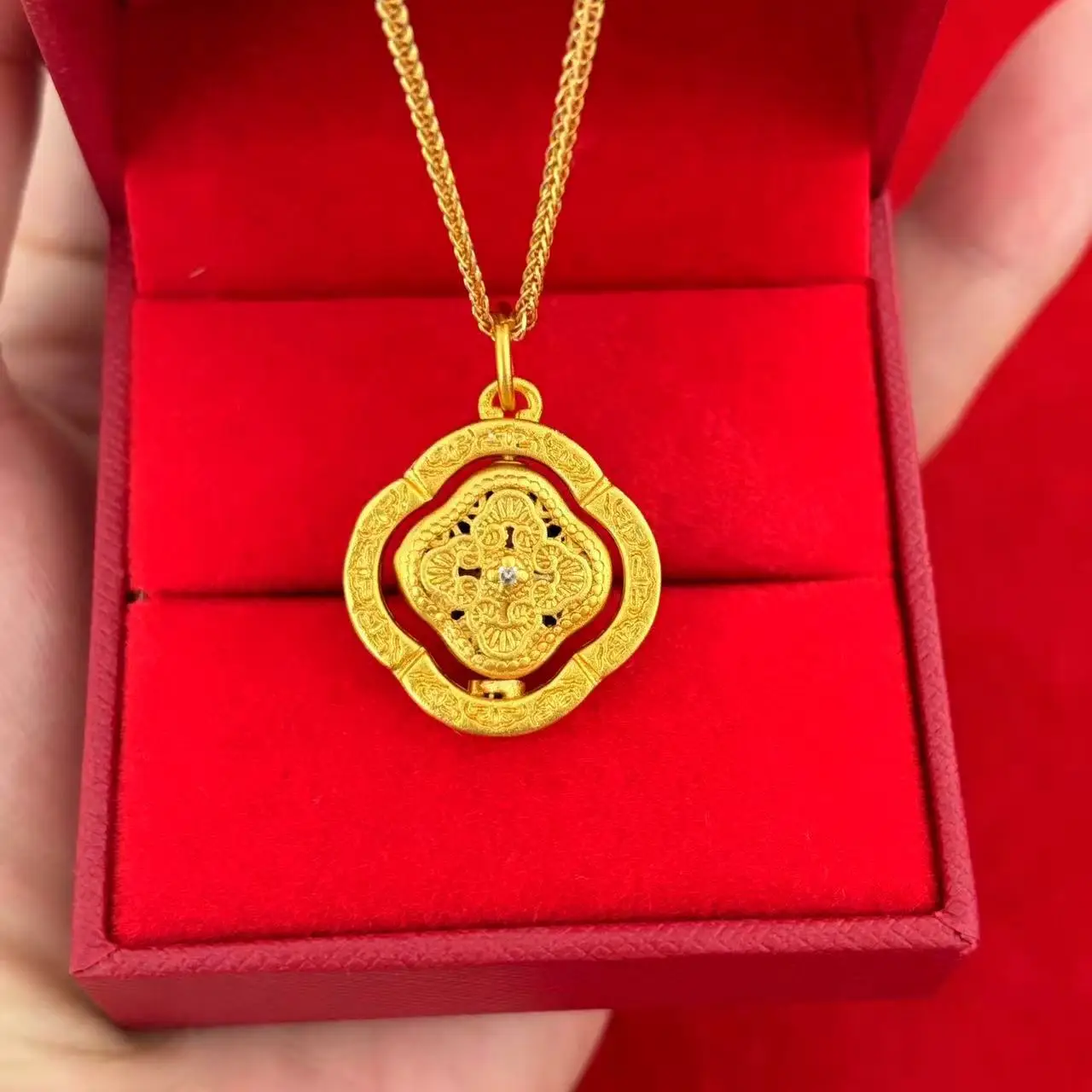 

Women's 24K Gold (AU999) Rotatable Floral Ruyi Pendant | Openwork Floral Ruyi, Micro-Diamond Stamen with Magnetic Rotator