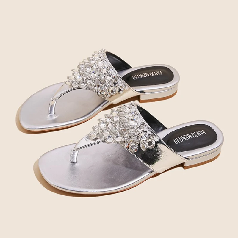 

Роскошные шлепанцы со стразами, женские летние модные пляжные тапочки на низком каблуке с застежкой на носок, повседневные уличные сандалии на плоской подошве