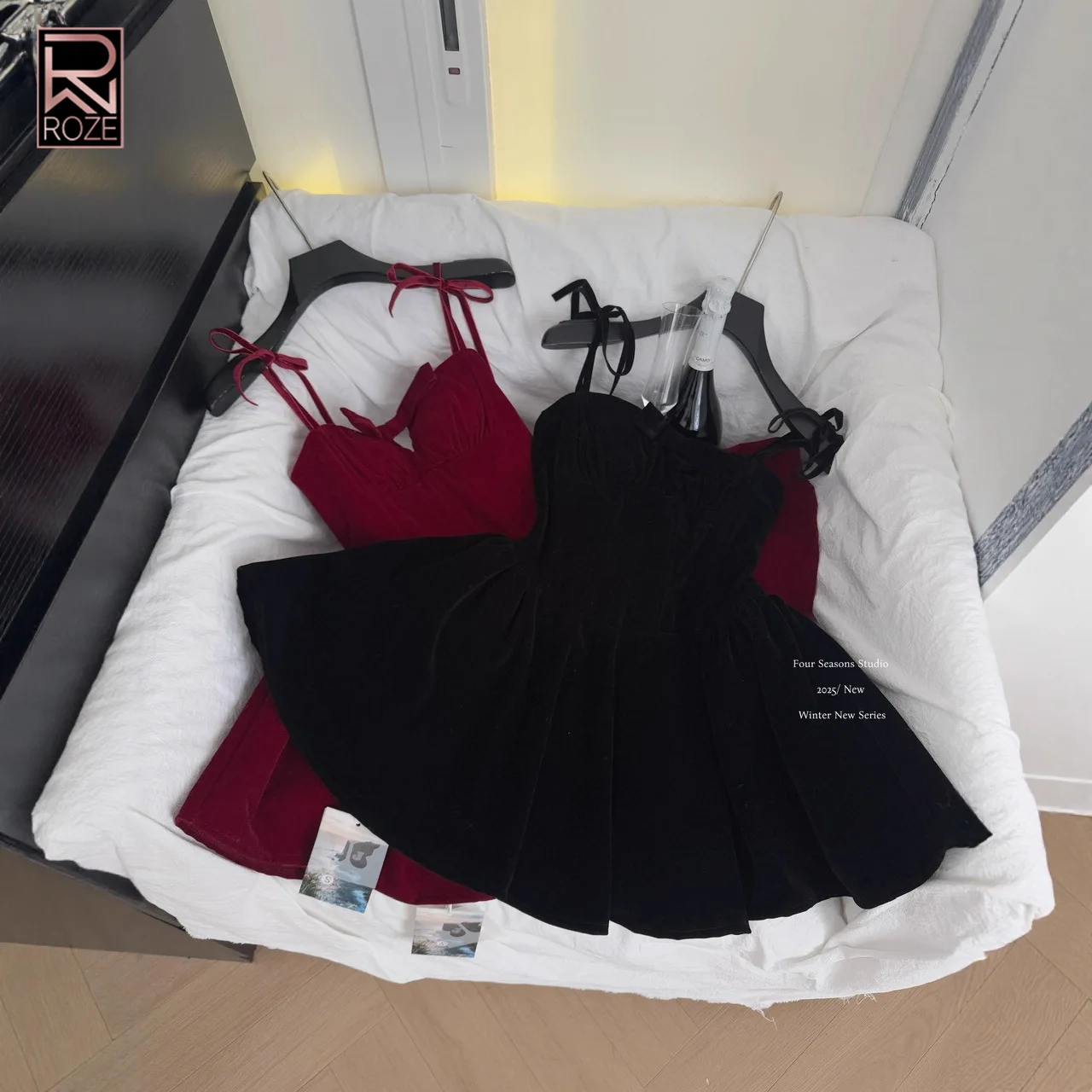 ROZE Factory Direct 2026 Modna Sukienka Mini w Kolorze Burgundowym z Wiązaniem na Ramiączkach - Gorset z Wycięciem w Kształcie Kokardy i Rozkloszowana Spódnica Damska na Imprezy, Wydarzenia i Specjalne Okazje