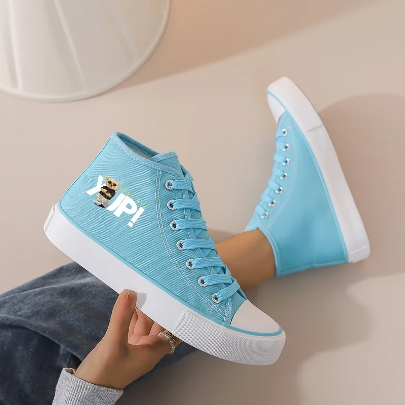 

Женские голубые высокие парусиновые кроссовки: мультяшная графика и массивная подошва. Повседневная обувь на шнуровке для повседневной и школьной носки.