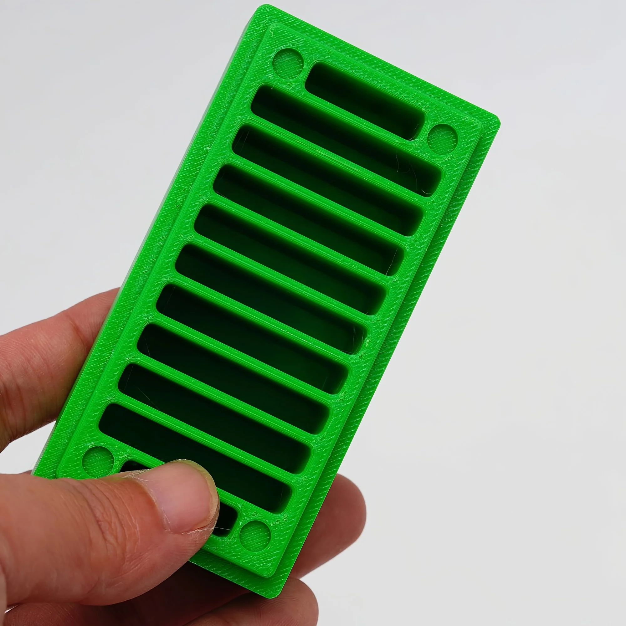 

Новая коробка для хранения игл для швейной машины — это практичный артефакт для хранения для любителей домашнего шитья и путешественников.