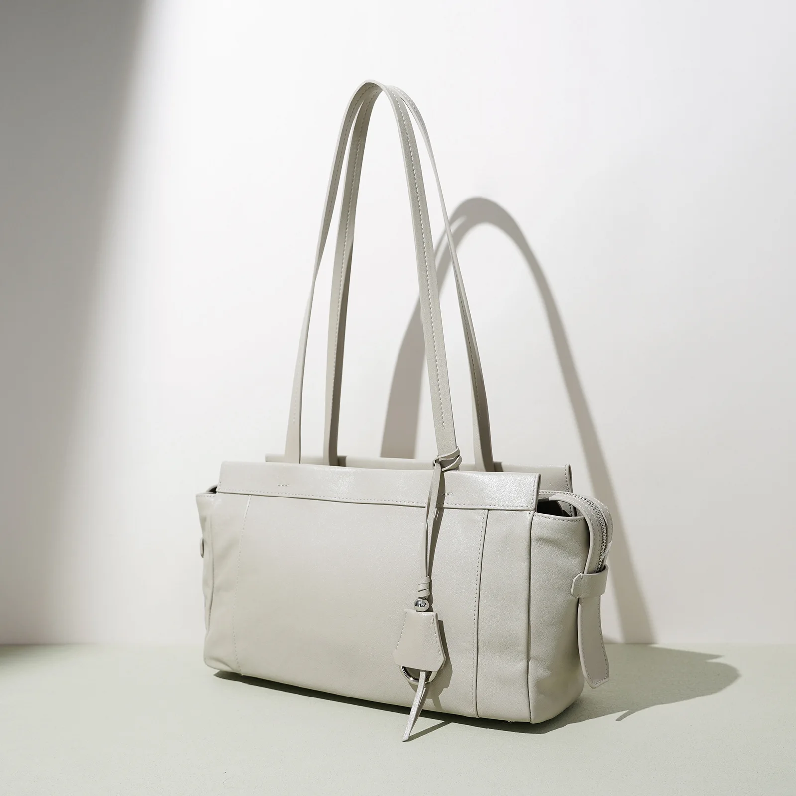 2026 Fashion First-layer Cowhide Women's Niche Retro Classic Single Shoulder Portable Commuter Large Capacity Messenger Tote Bag