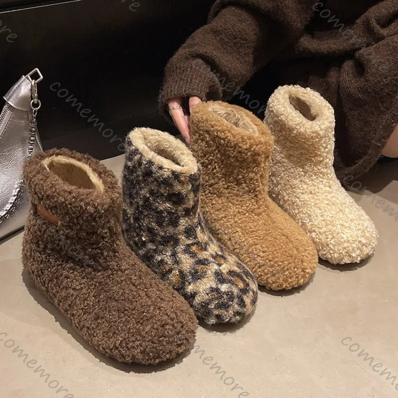Comemore Botas de nieve gruesas acolchadas para mujer, botas de algodón de lana de cordero cálidas con parte inferior plana para invierno, botas suaves peludas informales para mujer