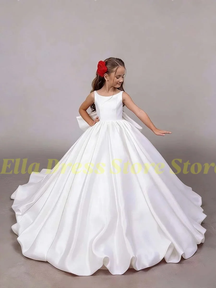 Maßgeschneidertes Satin-Blumenmädchenkleid für Hochzeiten, Rückenfreies Trägerkleid für Kommunion und Geburtstag, Hochzeitskleid mit Schleife und Rüschen, Partykleid im Großhandel – Detail 4