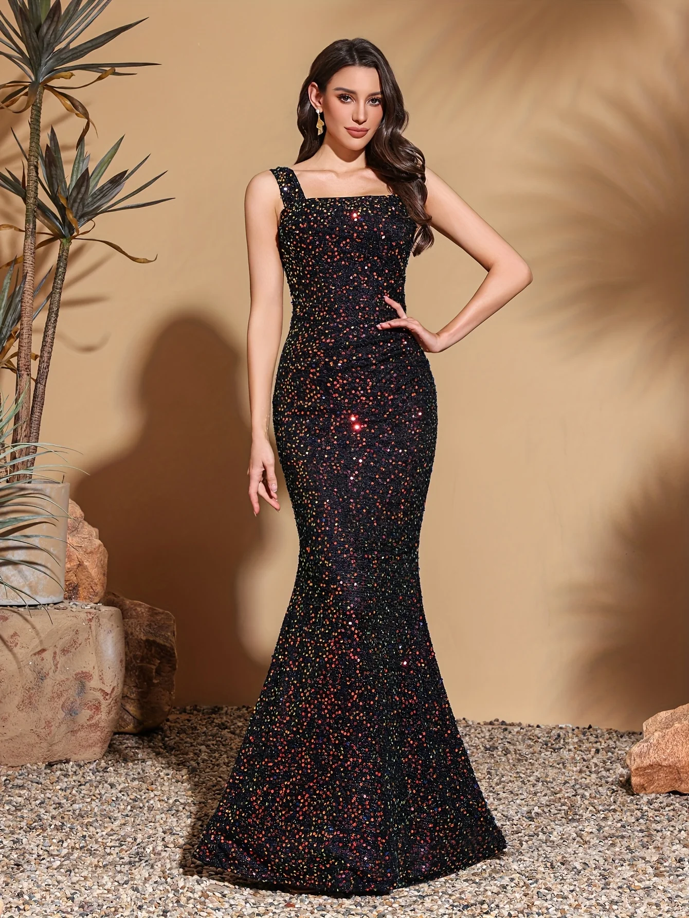 Strapless sequined hip-hugging backless dress