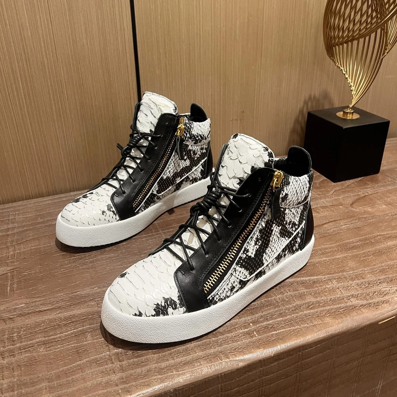 

Top Quality Classic Mens Casual Sneakers Women High-top Real Leather Tennis Luxury Brand Designer Unisex Sports shoes 0238