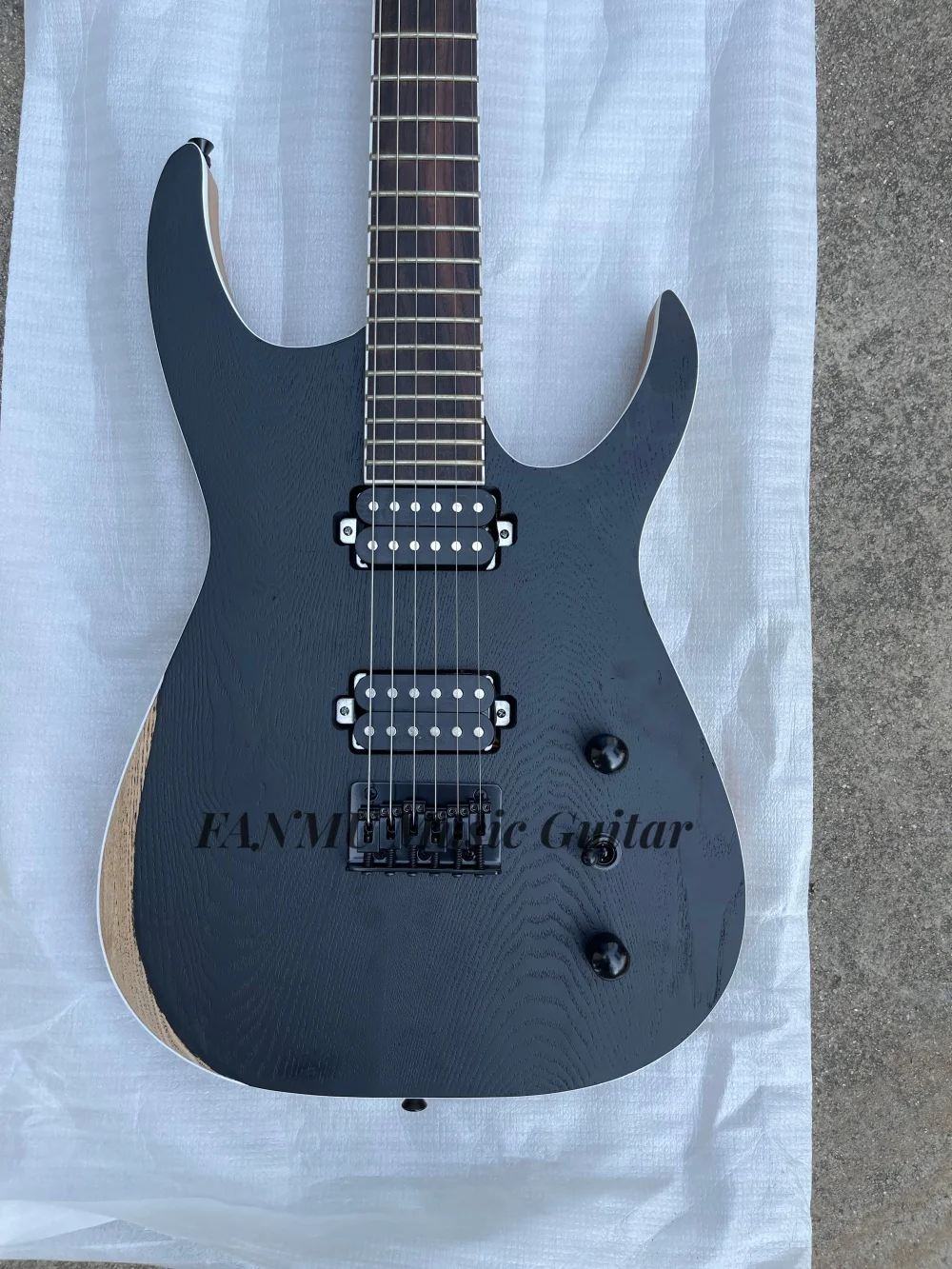 

Гитара Matte Black Mach, фиксированный бридж, корпус из золы, белая переплет, накладка из палисандра, звукосниматели HH, черный тюнер