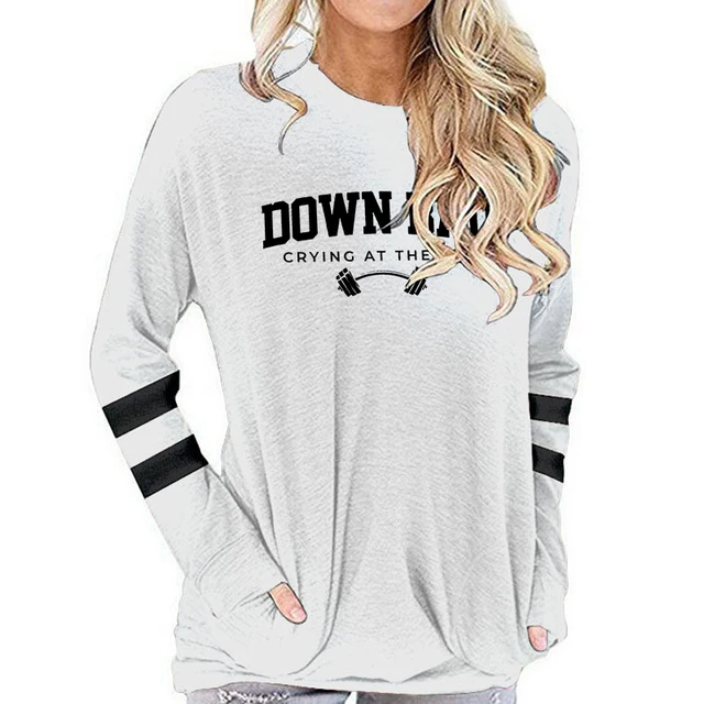 Śmieszna koszulka do podnoszenia ciężarów Down Bad Crying At The Gym Koszulki z nadrukiem Moda damska Bawełniane topy z długim rękawem Trend fitness Tshirt