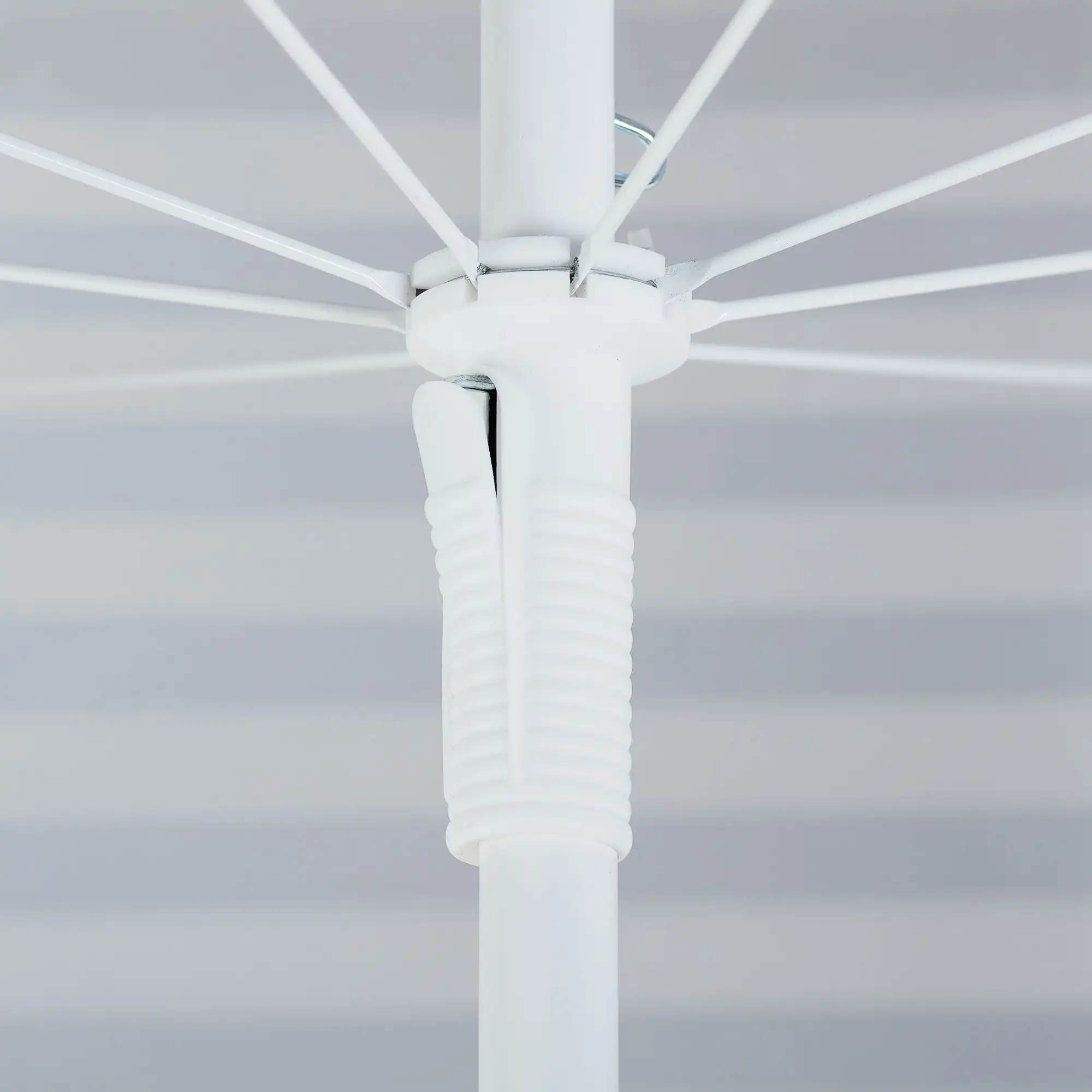 مظلة شاطئ مخططة منقطة بطول 6 أقدام بعامل حماية من الأشعة فوق البنفسجية 50+ محمولة مقاومة للرياح مع حقيبة حمل ومرساة لقضاء عائلة على شاطئ البحر