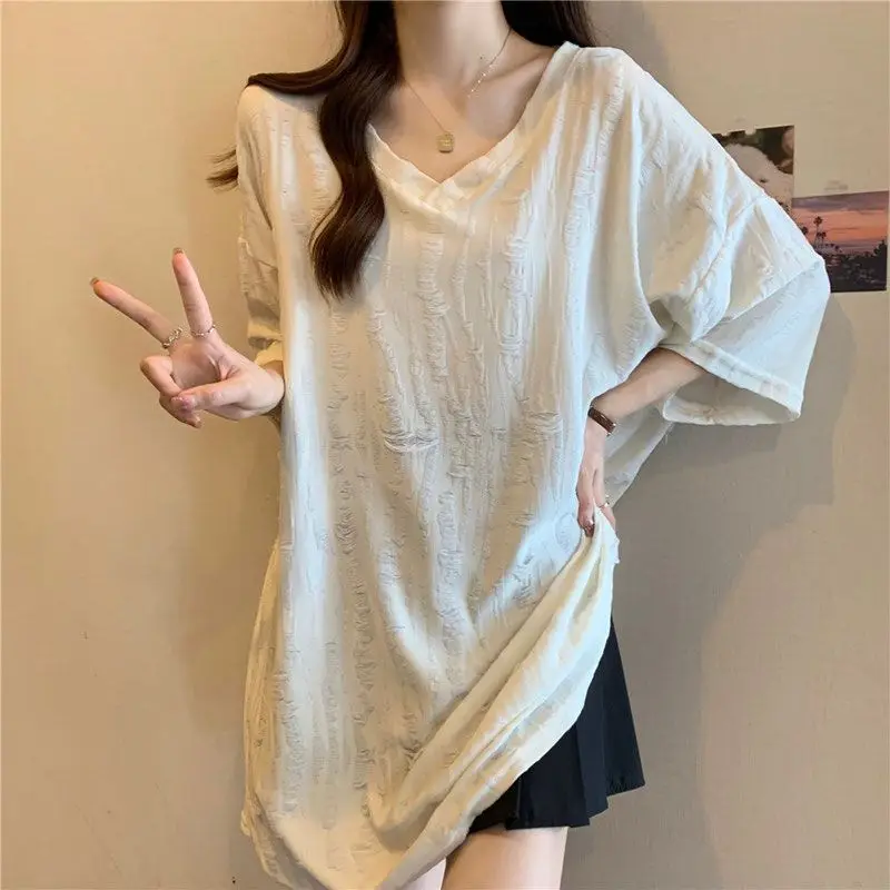 

Модный, свободный и модный повседневный и универсальный женский топ средней длины с рваным v-образным вырезом и короткими рукавами с v-образным вырезом