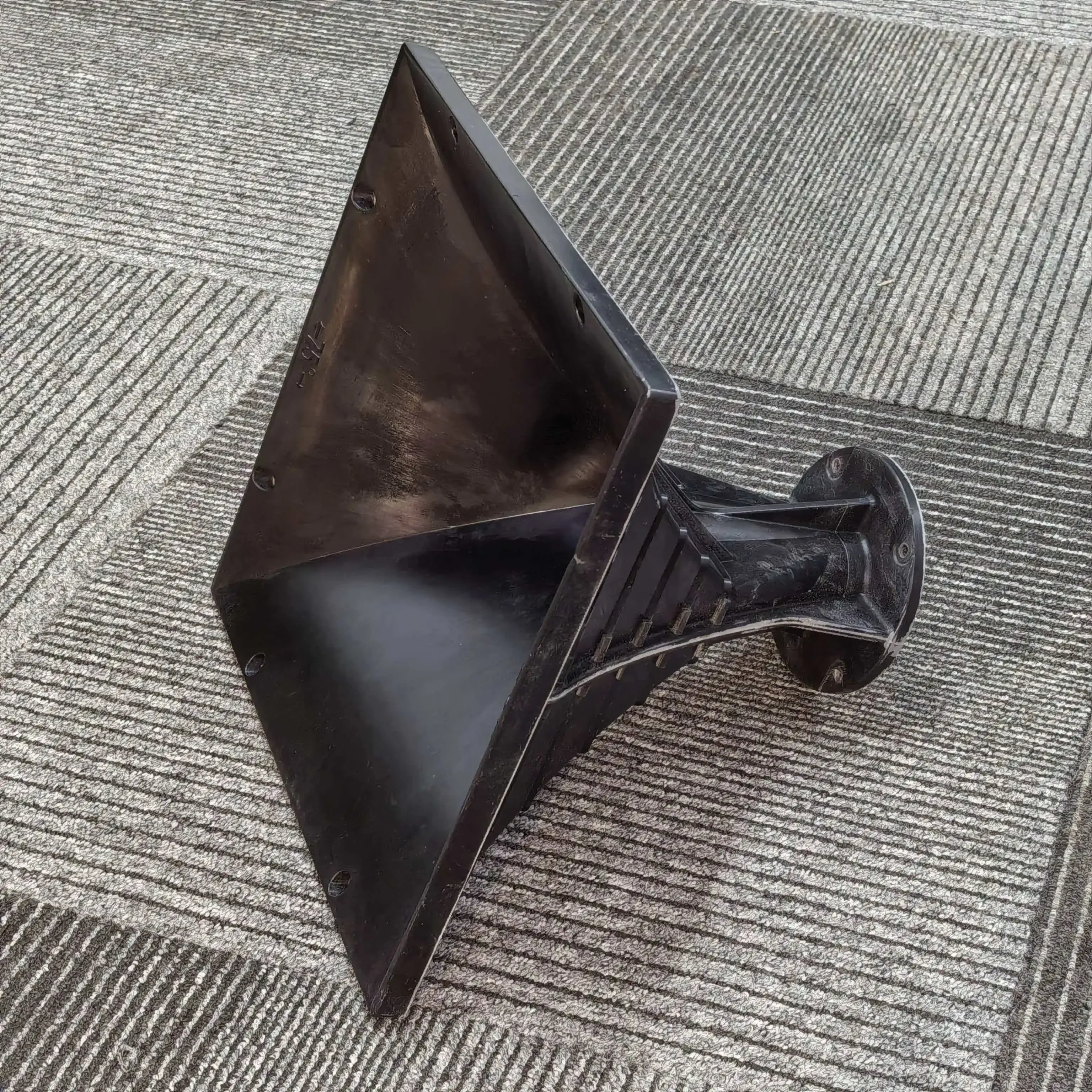 MW Audio 1,4" Fiberglas-Horn 304x304x242mm, 75 ° x50 ° Wellenleiter mit konstanter Richtwirkung, zum Anschrauben für Profi-Lautsprecher – Detail 6