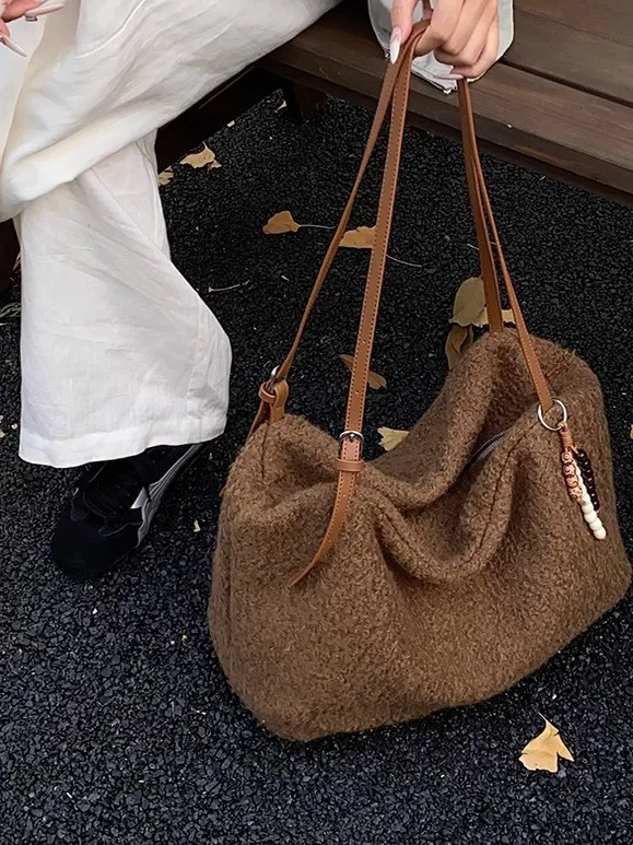 

Роскошная женская сумка-тоут из замши большой вместимости для работы и поездок, плюшевая сумка-хобо на плечо, осенне-зимняя новинка