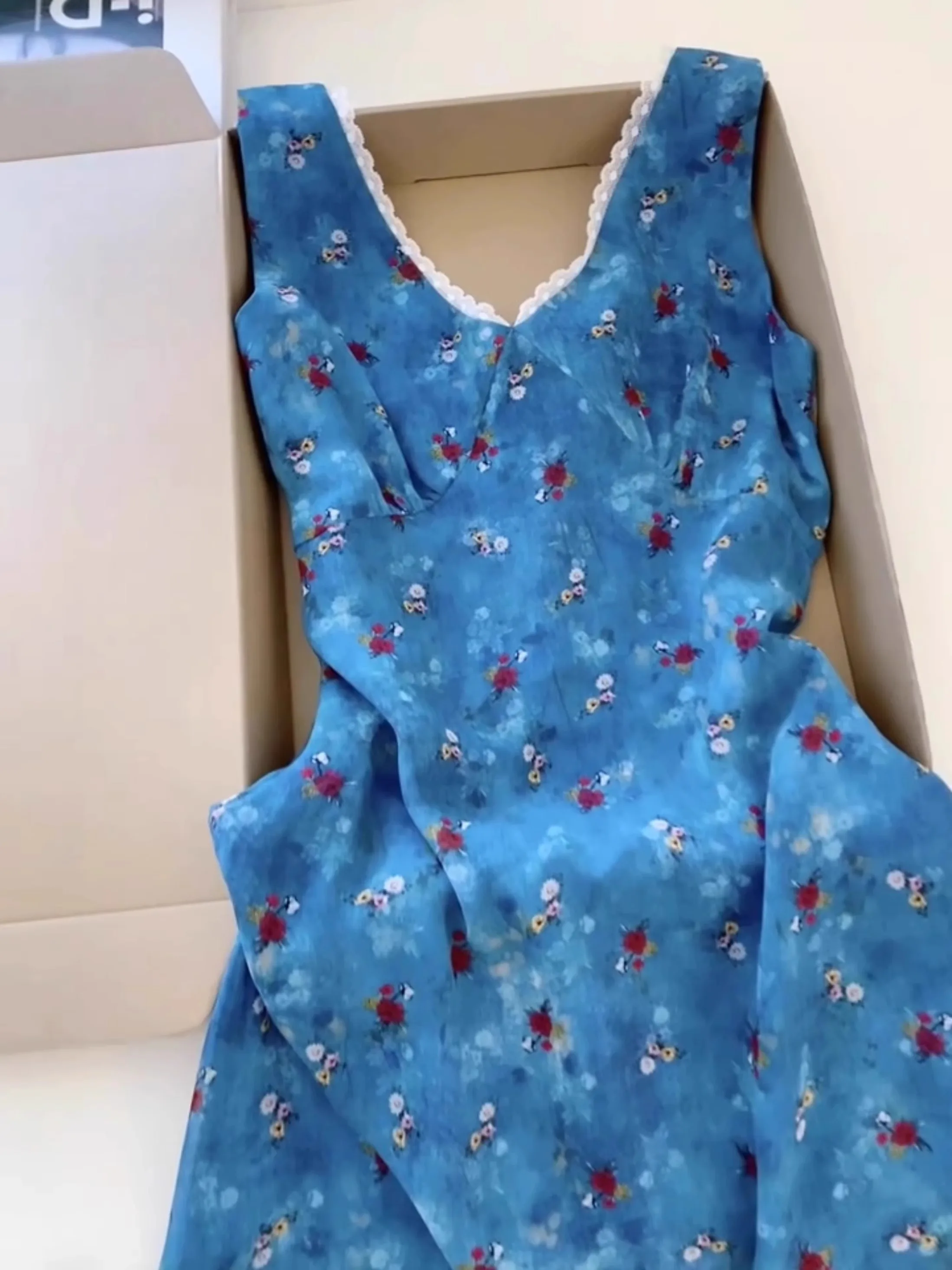 สไตล์ฝรั่งเศสสีฟ้าดอกไม้คอวีแขนกุดชุดสตรีลูกไม้เย็บปะติดปะต่ออารมณ์ A-Line ชุดเดรสวันหยุดฤดูร้อนชุดสั้น