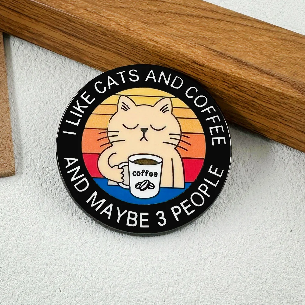 Ich mag Katzen und Kaffee und vielleicht drei Leute. Niedliche Brosche mit fauler Katze, die eine Kaffeetasse hält. Retro-Sonnenuntergang-Pin. Schmuckgeschenk für Katzenliebhaber. – Detail 5