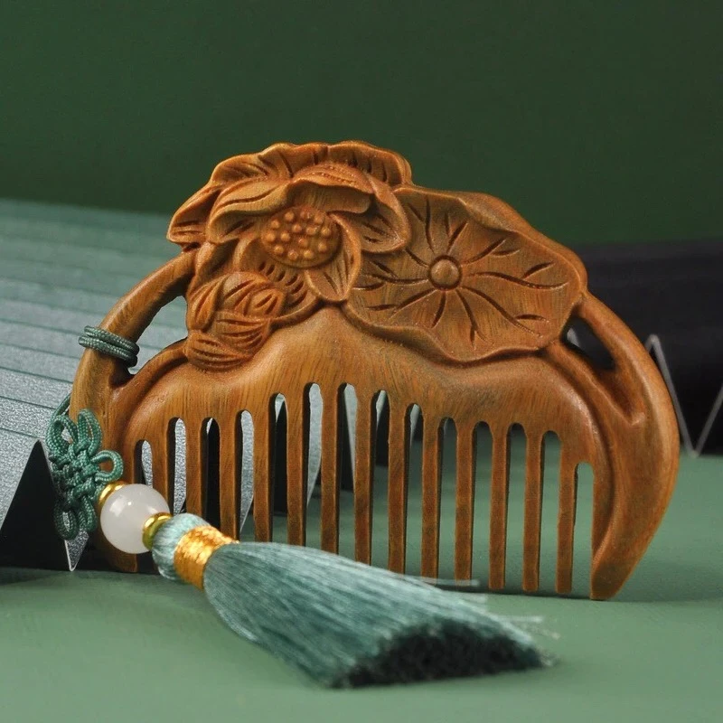 

Деревянная расческа с резным узором лотоса, декоративная портативная массажная расческа ручной работы с кисточками, расческа из натурального сандалового дерева