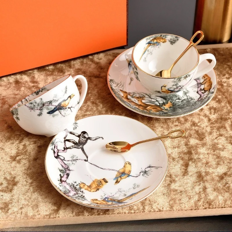 طقم قهوة صيني على شكل عظمة توضيحية نباتات الغابة العتيقة وطباعة الحيوانات لشاي بعد الظهر الإنجليزي الخالدة