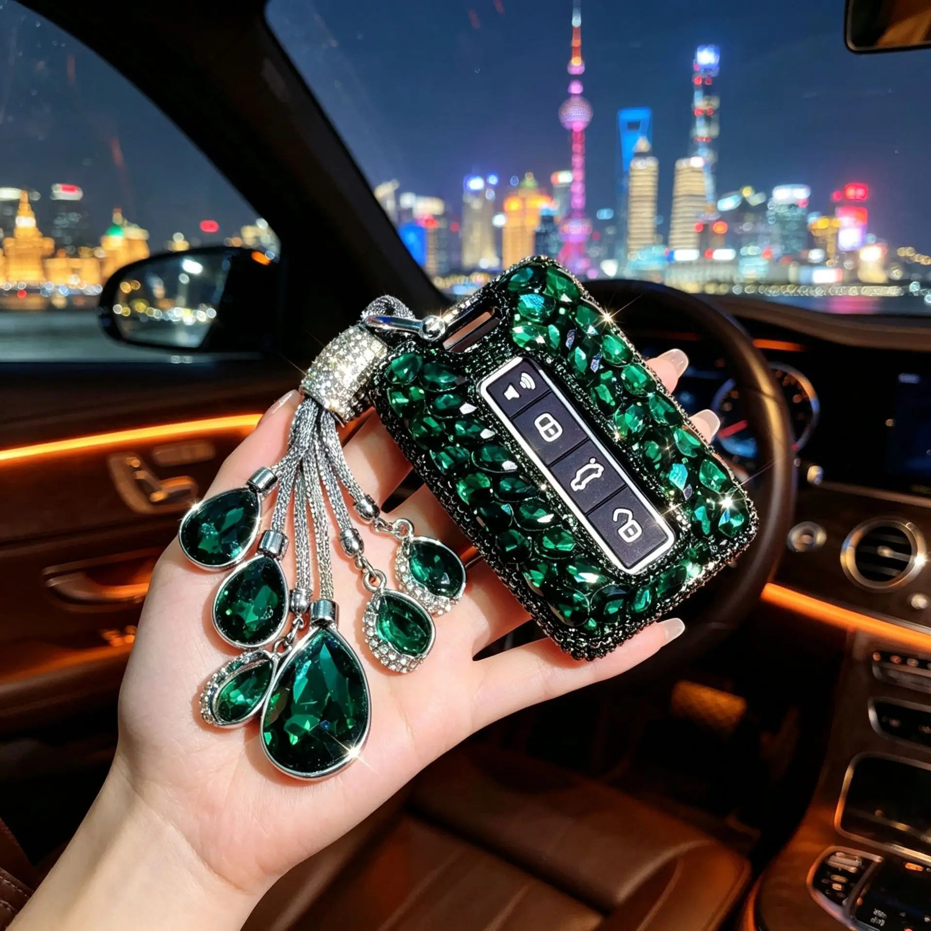 cache-cle-de-voiture-de-luxe-avec-diamants-verts-incrustes-–-protection-elegante-pour-cles-de-voiture-design-style-decoration-interieure-de-vehicule