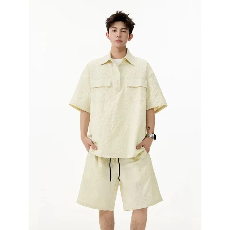 

Мужской светло-желтый комплект из двух предметов: рубашка с коротким рукавом и текстурированной тканью, воротник с лацканами, шорты с завязками на талии