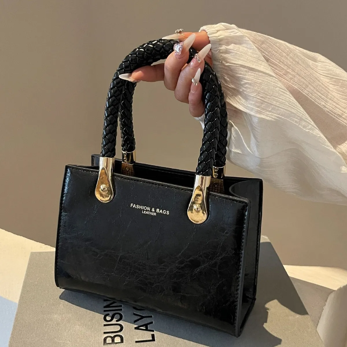 

2024 Новая женская маленькая квадратная сумка в корейском стиле — высококачественная портативная сумка/плечо/через плечо, модная мода