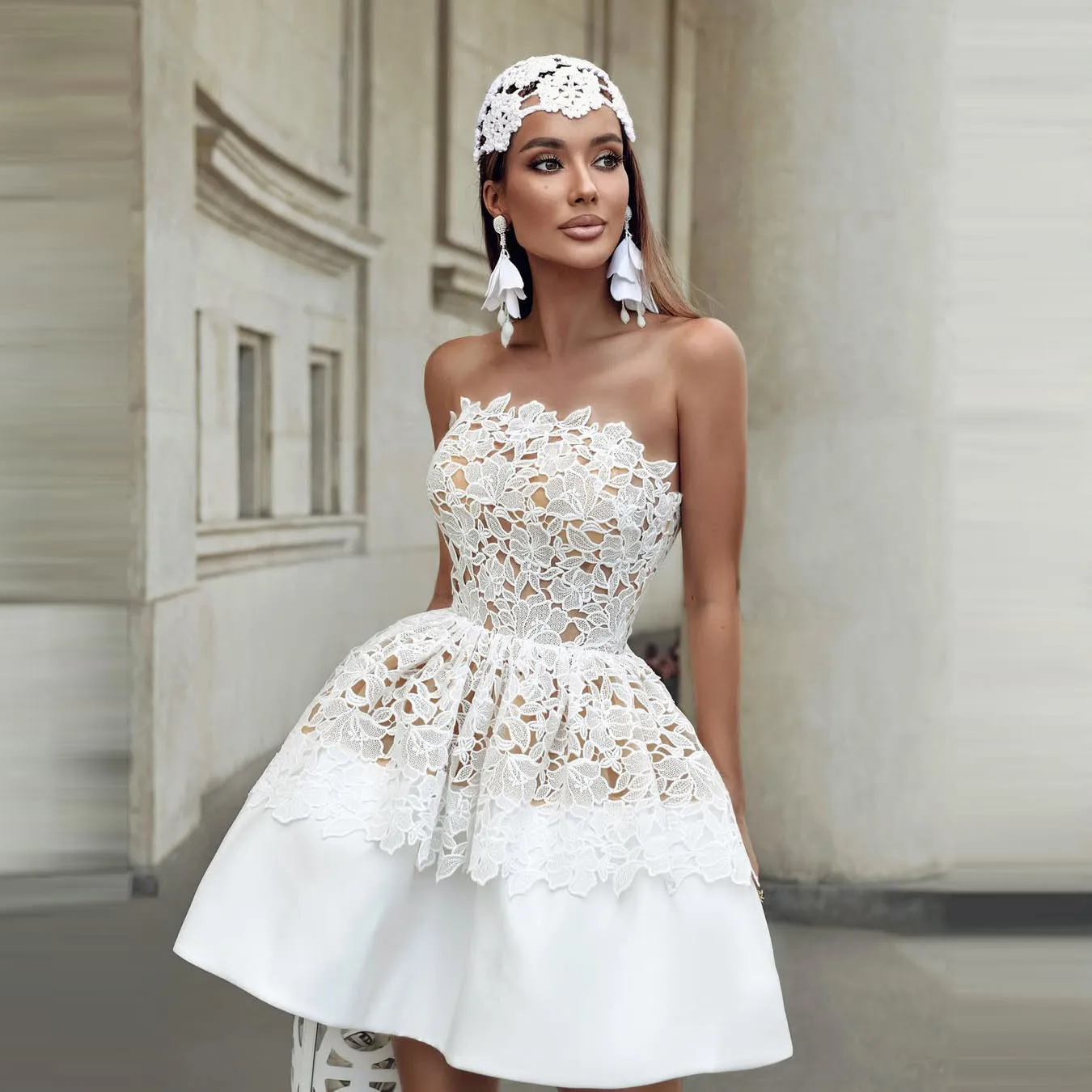 

White Lace Cocktail Dress for Party and Prom - Strapless Floral Design Perfect for Ball Gowns and Evening Wear