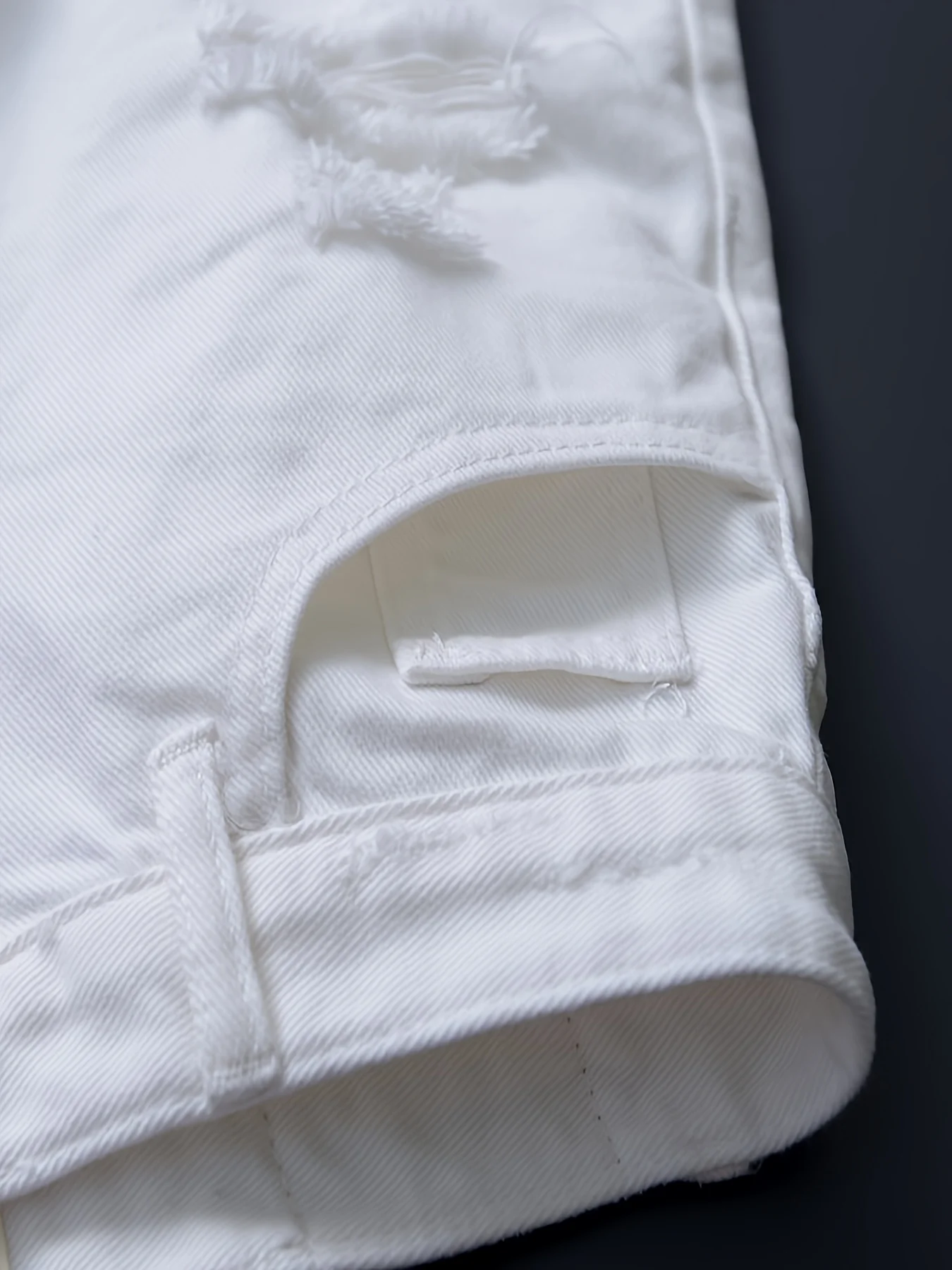 Bermuda da donna elegante in denim bianco puro a vita alta, vestibilità slim elasticizzata, pantaloncini versatili in denim strappato bianco tinta unita