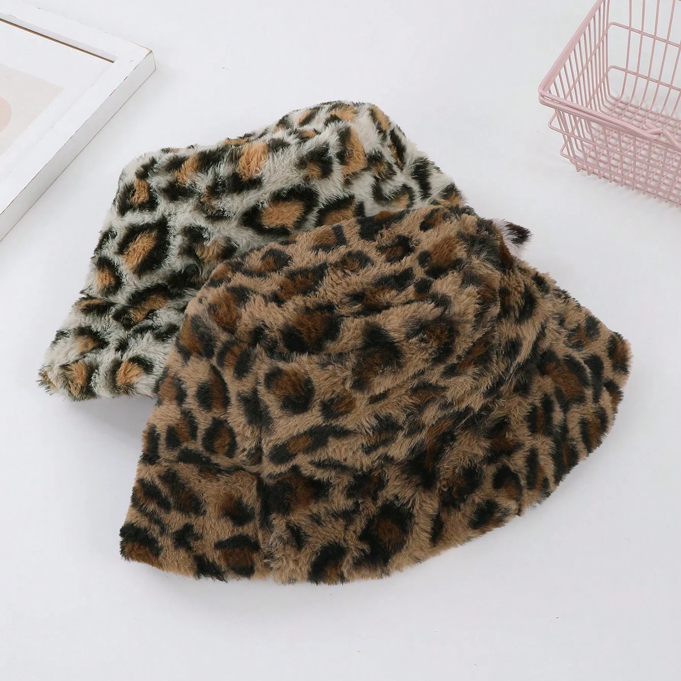 A fashionable and versatile full-print leopard print plush fisherman's hat and an outdoor warm basin hat for autumn and winter