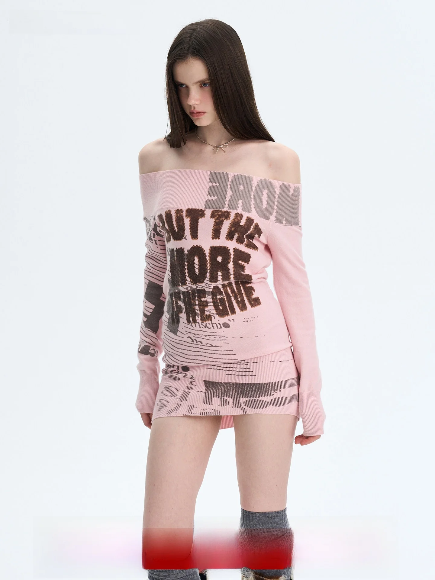 

Вязаное платье NeverMore Red Snow Winter Ballad с ретро-принтом, женское, на одно плечо, для многослойных образов, подходит для повседневной носки