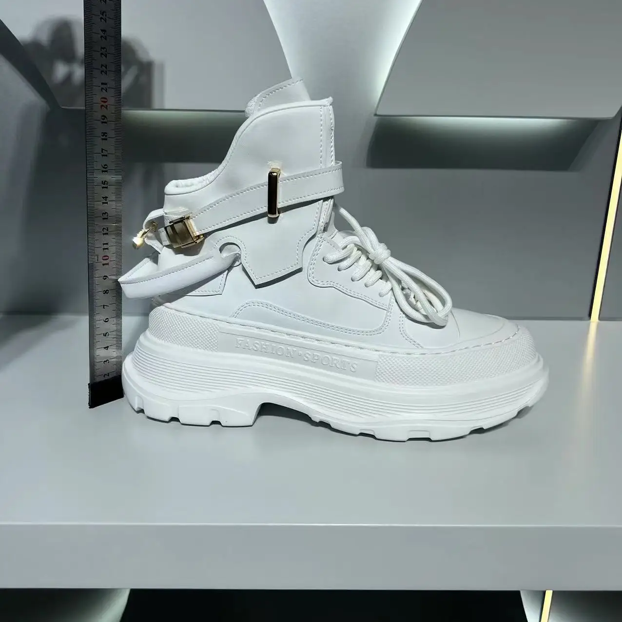 

Новая повседневная обувь на толстой подошве, увеличивающая рост внутренней высоты, короткие ботинки с круглой головкой на шнуровке