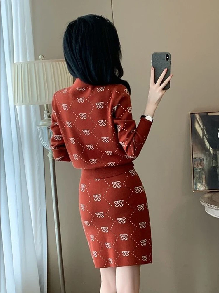 Otoño nuevo arco estampado todo-fósforo manga larga suéter de moda cintura elástica adelgazante A-line Falda corta conjunto de dos piezas