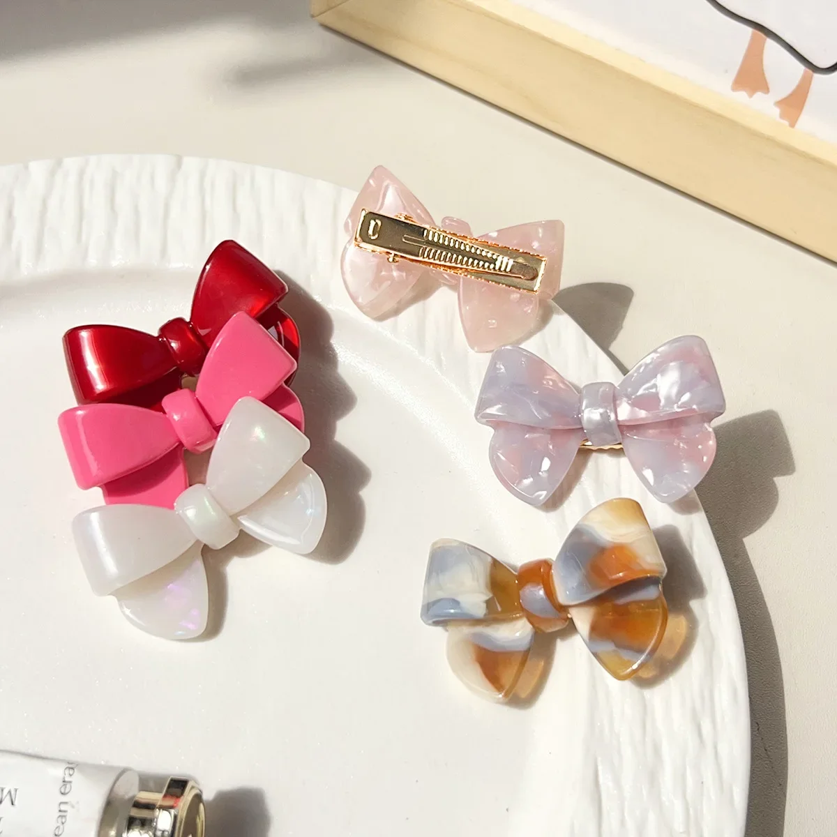 Koreanischen Stil Neue Bogen Acetat Haarnadel Mädchen Licht Luxus Fliege Entenschnabel Clip Temperament Gebrochenes Haar Pony Clip Haar Zubehör