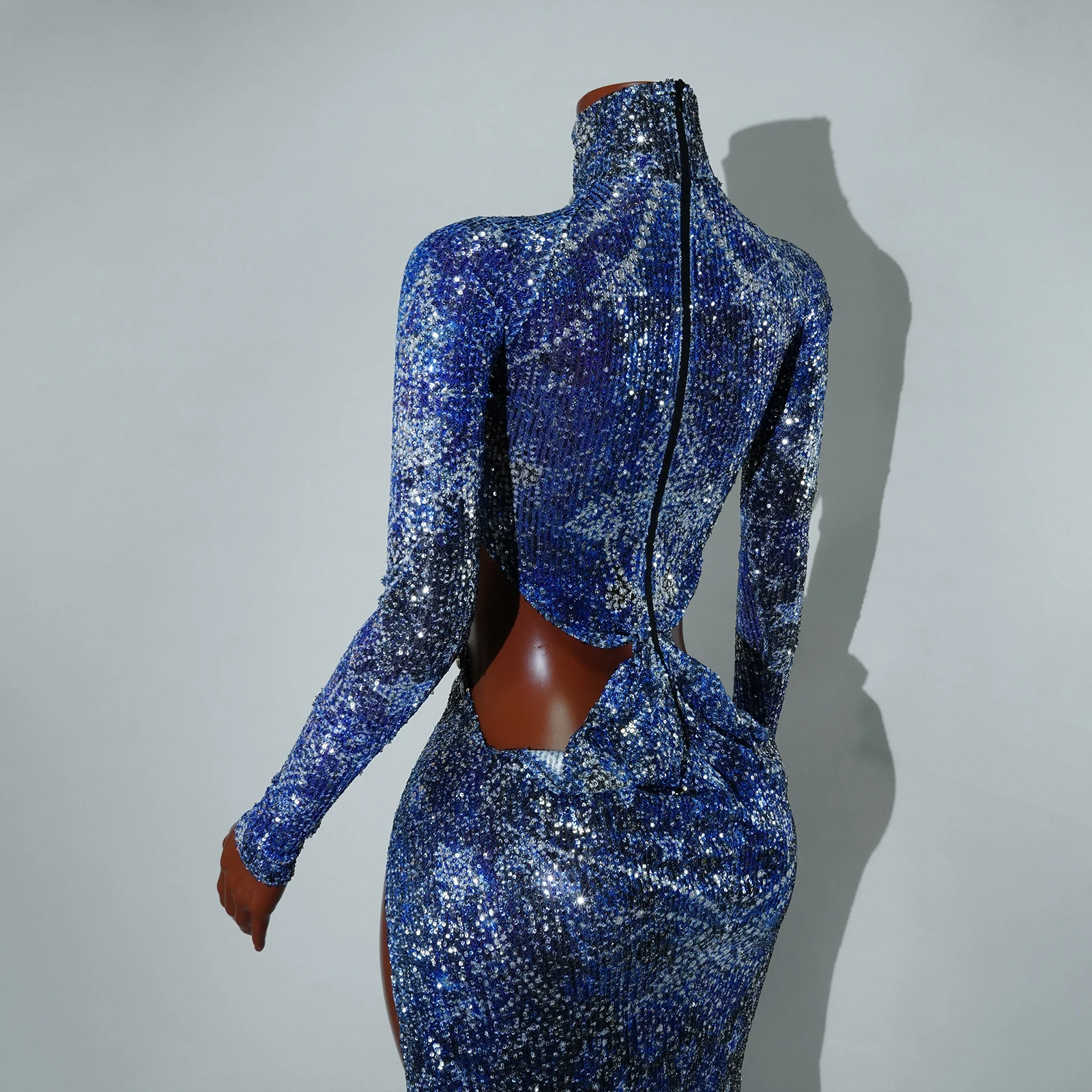 Dame sexy avec une conception de taille découpée, robe longue bleue à paillettes de diamant, tenue de fête d'anniversaire pour chanteur, tenue de scène Drag Queen