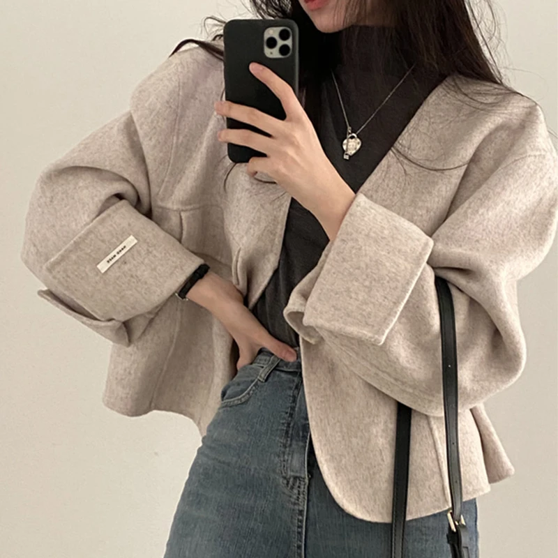 Liangliangjia Elegant Retro V-neck One Button Loose All-Match Casual Roll-up Sleeve Small Short Woolen Jacket Women