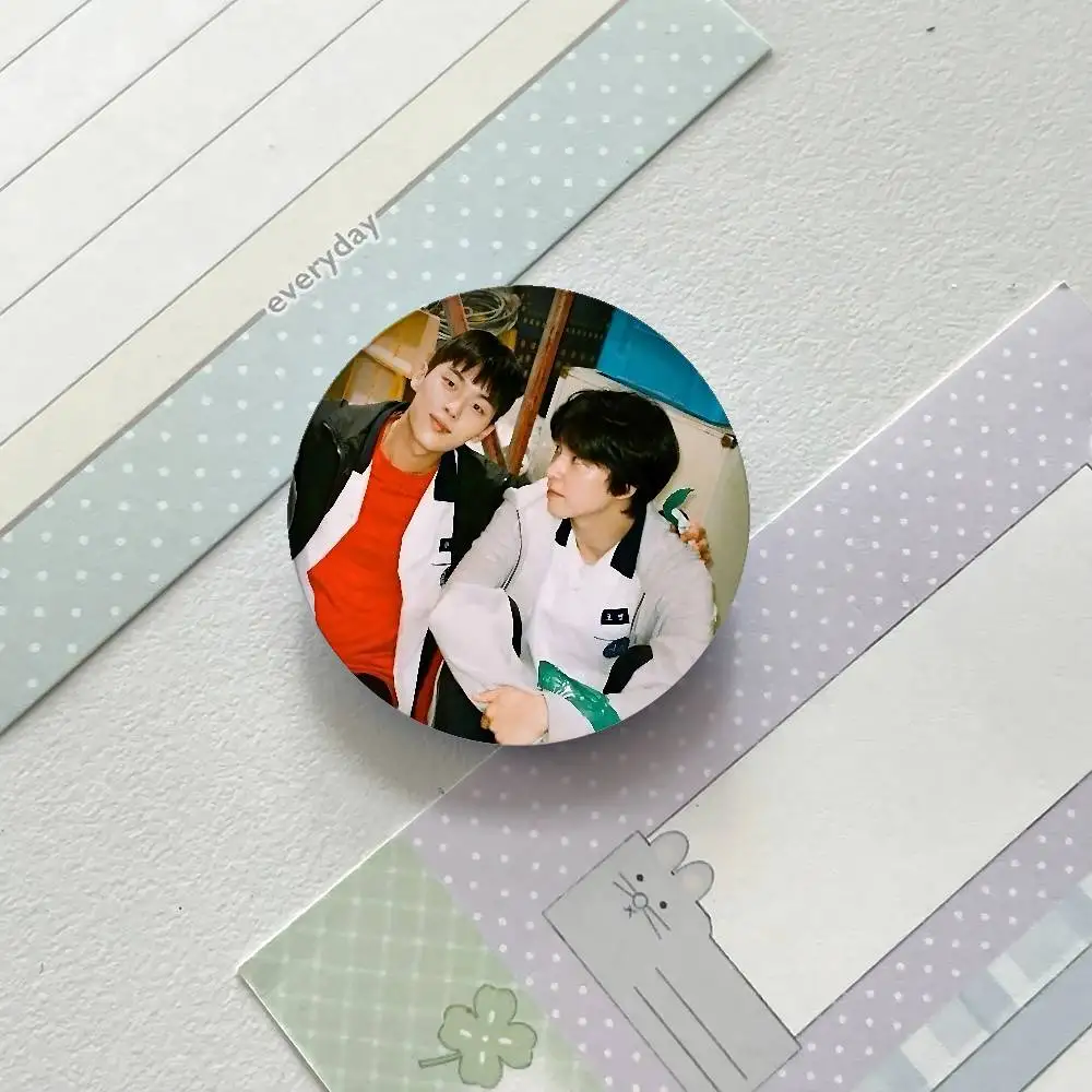 W-Weak Hero Class 1 شارات شارات دبابيس مستديرة كرتونية على ظهره سترة أزرار أكريليك دبابيس جمع الهدايا #6