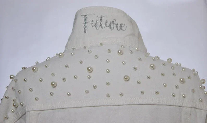 Veste en jean avec perle blanche personnalisée, cadeaux de mariage pour enterrement de vie de jeune fille, robe de demoiselle d'honneur avec nom personnalisé, combinaison Jean