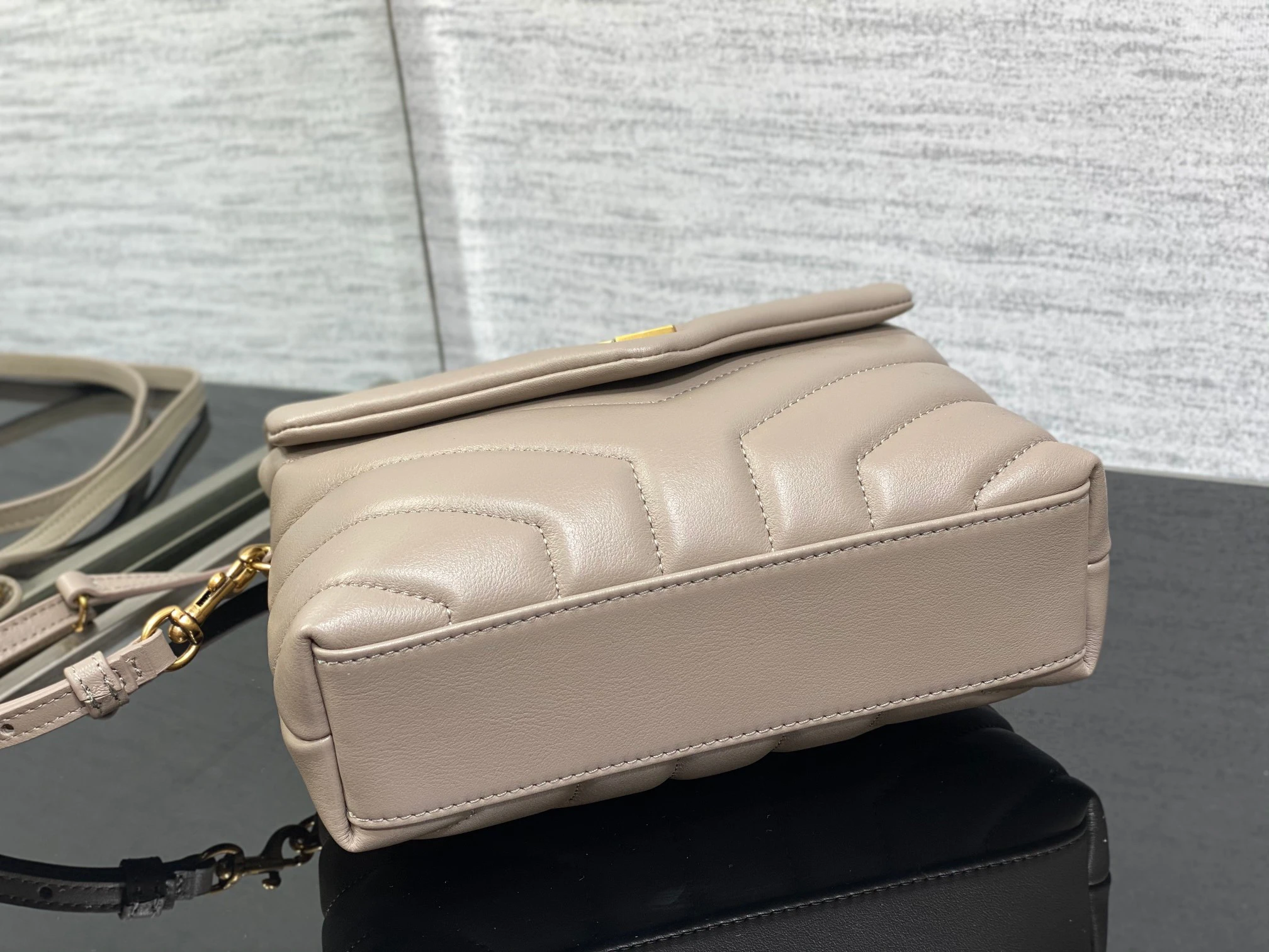 Soft Leather Chevron Quilted Crossbody Bag Women Light Grey Flap Shoulder Bag Gold Hardware Luxury Style Daily Handbag